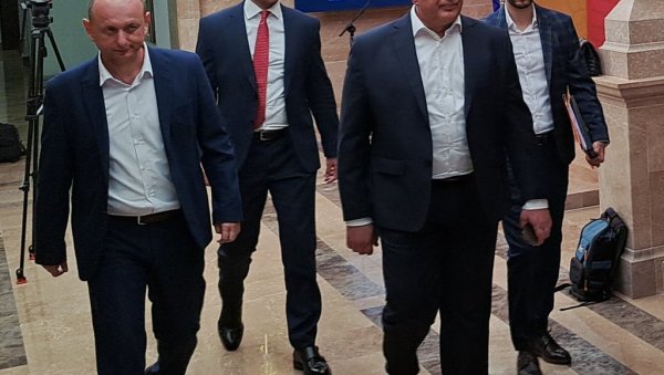 И ПРЕД СРБИМА ДЕСЕТ ЗАПОВЕСТИ ПЕС усвојио принципе за формирање владе које је упутио могућим партнерима И ПРЕД СРБИМА ДЕСЕТ ЗАПОВЕСТИ ПЕС усвојио принципе за формирање владе које је упутио могућим партнерима