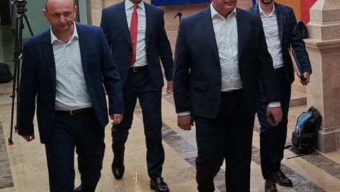 I PRED SRBIMA DESET ZAPOVESTI PES usvojio principe za formiranje vlade koje je uputio mogućim partnerima I PRED SRBIMA DESET ZAPOVESTI PES usvojio principe za formiranje vlade koje je uputio mogućim partnerima