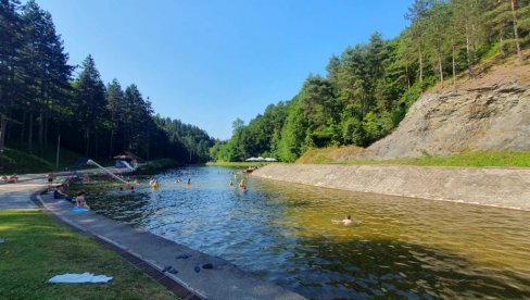 „OZRENSKI BISER“ Građani Srpske pronašli spas od vrelog asfalta na Goranskom jezeru (FOTO/VIDEO)