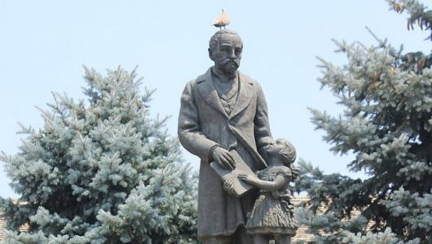 NOVI SJAJ ČIKA JOVI ZMAJU: Spomenik srpskom pesniku u Sremskoj Kamenici biće restauriran NOVI SJAJ ČIKA JOVI ZMAJU: Spomenik srpskom pesniku u Sremskoj Kamenici biće restauriran