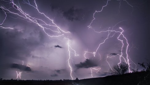 ЉУБИШУ СПРЖИО ГРОМ КОД БОРА, ОВО ГА ЈЕ СПАСИЛО: Одећа ми је била исцепана, а ја сам само кркљао