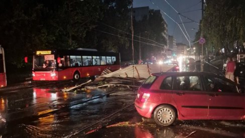 NESTAŠICA I SLAB PRITISAK VODE: Posledice jake oluje u Beogradu NESTAŠICA I SLAB PRITISAK VODE: Posledice jake oluje u Beogradu