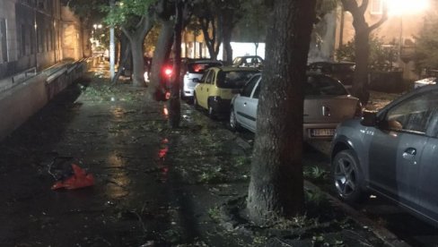 OGRADA PALA NA ŽENU U PROKUPLJU: Posle udara odletela na pola kolovoza i počela da krvari OGRADA PALA NA ŽENU U PROKUPLJU: Posle udara odletela na pola kolovoza i počela da krvari