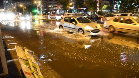 ŠTA AKO AUTOM UĐETE U POPLAVLJENU ULICU? Saveti stručnjaka - Ovih 5 koraka su ključni da se spasete