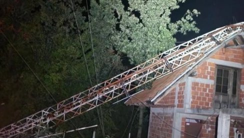 U OVOM GRADU JOŠ NIJE SVE GOTOVO: Predajnik visok 35 metara pao na kuću - oluja je napravila lom, ponovo grmi i seva (FOTO/VIDEO)