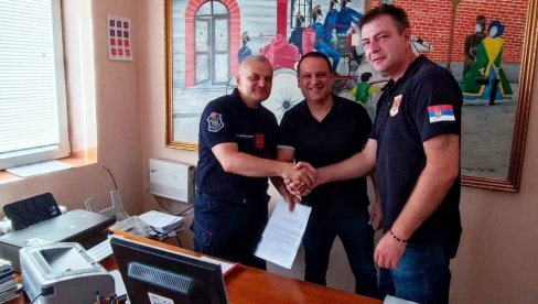 ЗА ВЕЛИКО АНГАЖОВАЊЕ У НЕДАВНИМ ПОПЛАВАМА: Признање за Добровољно ватрогасно друштво у Параћину ЗА ВЕЛИКО АНГАЖОВАЊЕ У НЕДАВНИМ ПОПЛАВАМА: Признање за Добровољно ватрогасно друштво у Параћину