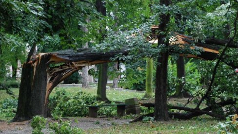 STIGLO 508 PRIJAVA ZA PROCENU I NAKNADU ŠTETE: Bijeljina najavila prvo zaduživanje posle 2.5 godine - za saniranje posledica nevremena STIGLO 508 PRIJAVA ZA PROCENU I NAKNADU ŠTETE: Bijeljina najavila prvo zaduživanje posle 2.5 godine - za saniranje posledica nevremena