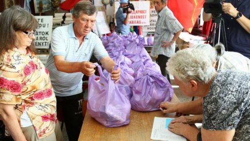 ДОБИЛИ ПОМОЋ У ХРАНИ: Солидарност поделило пакете најсиромашнијим Суботичанима ДОБИЛИ ПОМОЋ У ХРАНИ: Солидарност поделило пакете најсиромашнијим Суботичанима
