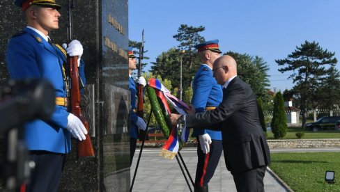 МИНИСТАР ОДБРАНЕ У МИОНИЦИ: Вучевић положио венац код Споменика војводи Живојину Мишићу (ФОТО) МИНИСТАР ОДБРАНЕ У МИОНИЦИ: Вучевић положио венац код Споменика војводи Живојину Мишићу (ФОТО)