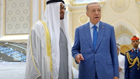 ЕРДОГАН СЕ ИСПРСИО: После саудијског принца, лидери Катара и УАЕ добили су аутомобиле на поклон (ВИДЕО) ЕРДОГАН СЕ ИСПРСИО: После саудијског принца, лидери Катара и УАЕ добили су аутомобиле на поклон (ВИДЕО)