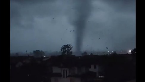 TORNADO POGODIO ITALIJU: Nebo usred dana postalo crno - zastrašujući snimak nevremena (VIDEO) TORNADO POGODIO ITALIJU: Nebo usred dana postalo crno - zastrašujući snimak nevremena (VIDEO)