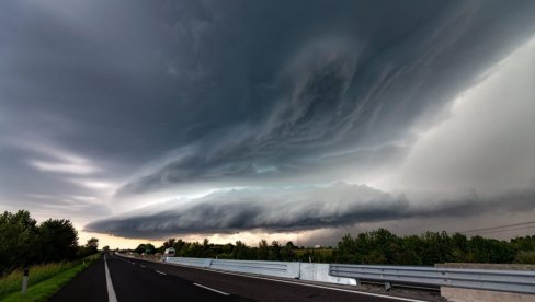 U DVA DELA SRBIJE UPALJEN CRVENI METEOALARM Upozorenje RHMZ-a na snazi: Kiša već pljušti u Beogradu, očekuju se i vremenske nepogode