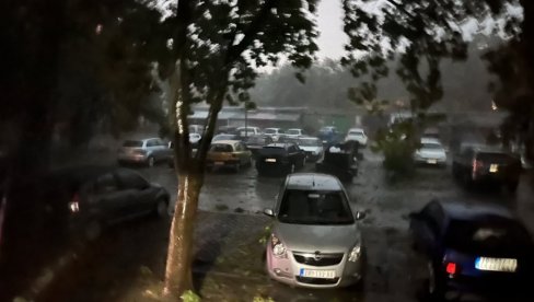 ВЕТАР ДУВА ИЗ СВЕ СНАГЕ: Невреме у Зрењанину (ВИДЕО) ВЕТАР ДУВА ИЗ СВЕ СНАГЕ: Невреме у Зрењанину (ВИДЕО)