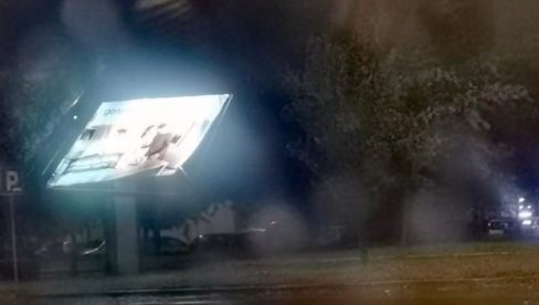 JEZIVI PRIZORI IZ NOVOG SADA: Nevreme slomilo bilbord (FOTO/VIDEO) JEZIVI PRIZORI IZ NOVOG SADA: Nevreme slomilo bilbord (FOTO/VIDEO)