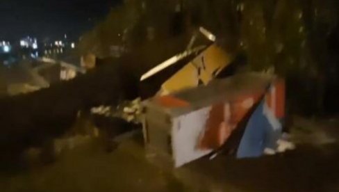 ДРВО ПАЛО НА ТРАФИКУ: Позната судбина заробљене жене (ВИДЕО) ДРВО ПАЛО НА ТРАФИКУ: Позната судбина заробљене жене (ВИДЕО)