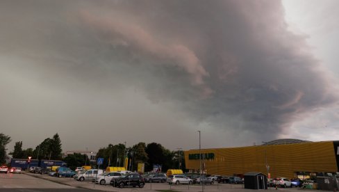 SNAŽAN VETAR OBARAO STABLA I DALEKOVODE: Jako nevreme u regionu, leteli i krovovi (FOTO)