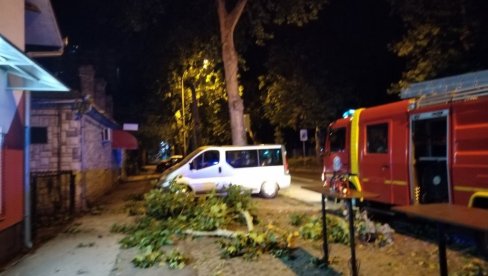 СЕКТОР ЗА ВАНРЕДНЕ СИТУАЦИЈЕ НА ДЕЛУ: Чаушић - Вечерас спасено петоро људи СЕКТОР ЗА ВАНРЕДНЕ СИТУАЦИЈЕ НА ДЕЛУ: Чаушић - Вечерас спасено петоро људи