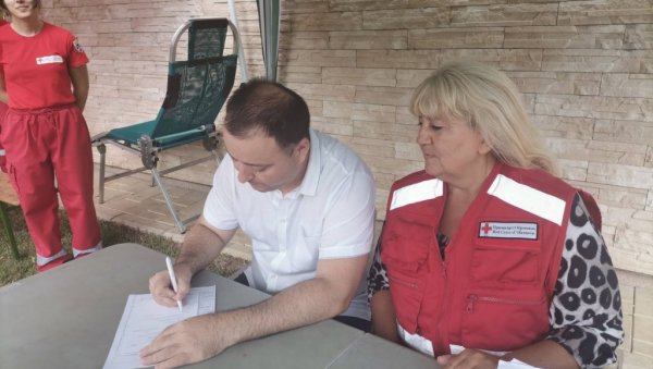 ДОБАР ПРИМЕР ЗА СВЕ: Чучковић добровољно дао крв и позвао људе да се одазову акцијама (ФОТО) ДОБАР ПРИМЕР ЗА СВЕ: Чучковић добровољно дао крв и позвао људе да се одазову акцијама (ФОТО)