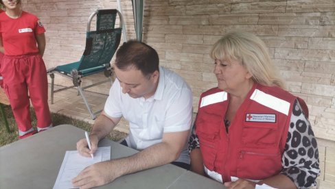 ДОБАР ПРИМЕР ЗА СВЕ: Чучковић добровољно дао крв и позвао људе да се одазову акцијама (ФОТО) ДОБАР ПРИМЕР ЗА СВЕ: Чучковић добровољно дао крв и позвао људе да се одазову акцијама (ФОТО)