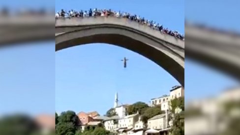 MOSTARCI PRETUKLI NEODGOVORNOG TURISTU: Skočio s mosta u Neretvu