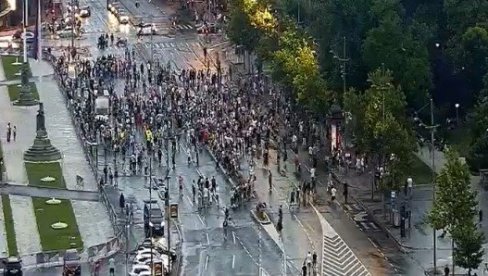 ЗАВРШЕН ПРОТЕСТ ПРОЗАПАДНЕ ОПОЗИЦИЈЕ: Учесници протеста се разишли након окупљања испред РТС (ФОТО) ЗАВРШЕН ПРОТЕСТ ПРОЗАПАДНЕ ОПОЗИЦИЈЕ: Учесници протеста се разишли након окупљања испред РТС (ФОТО)