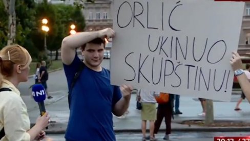 НИСАМ ЈА ПРАВИО ТРАНСПАРЕНТ: Учесници протеста не знају зашто држе транспарент (ВИДЕО) НИСАМ ЈА ПРАВИО ТРАНСПАРЕНТ: Учесници протеста не знају зашто држе транспарент (ВИДЕО)