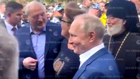 LUKAŠENKO POSTAO MLADOŽENJA: Putina i beloruskog predsednika opkolili ljudi ispred crkve, jedna dama imala poseban zahtev (VIDEO) LUKAŠENKO POSTAO MLADOŽENJA: Putina i beloruskog predsednika opkolili ljudi ispred crkve, jedna dama imala poseban zahtev (VIDEO)