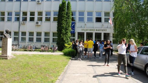 ANALIZA NOVOSTI HOĆEMO LI UČITELJE PRAVITI OD BLATA: Danas mladi ljudi uporno beže od ove nekada ugledne profesije ANALIZA NOVOSTI HOĆEMO LI UČITELJE PRAVITI OD BLATA: Danas mladi ljudi uporno beže od ove nekada ugledne profesije