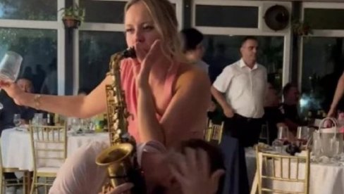 IDEMO: Kad supruga Nikole Jokića čuje da joj muž nije u reprezentaciji... (FOTO) IDEMO: Kad supruga Nikole Jokića čuje da joj muž nije u reprezentaciji... (FOTO)