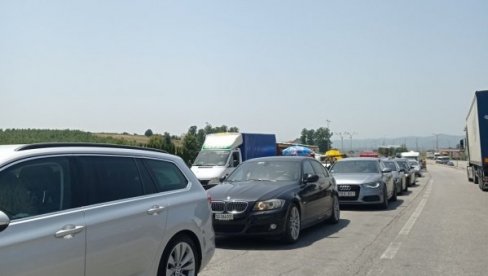 КИЛОМЕТАРСКЕ КОЛОНЕ: Гужве на административним прелазима централне Србије и Косова и Метохије КИЛОМЕТАРСКЕ КОЛОНЕ: Гужве на административним прелазима централне Србије и Косова и Метохије