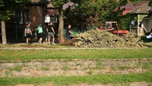 ПОДРШКА ГРАЂАНА И ПРИВАТНИХ КОМПАНИЈА : У Беочину не прекидају радове на отклањању последица невремена (ФОТО) ПОДРШКА ГРАЂАНА И ПРИВАТНИХ КОМПАНИЈА : У Беочину не прекидају радове на отклањању последица невремена (ФОТО)