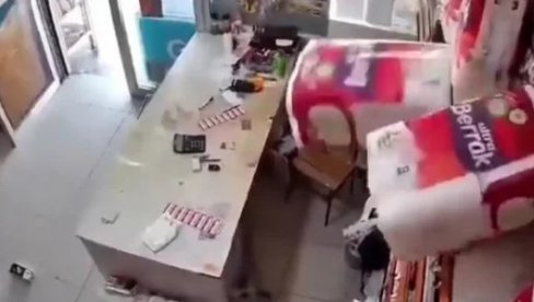 ТУРСКА СЕ ОД ЈУТРОС ТРЕСЛА ЧАК 17 ПУТА: Људи у паници скакали са терасе и бежали главом без обзира (ВИДЕО) ТУРСКА СЕ ОД ЈУТРОС ТРЕСЛА ЧАК 17 ПУТА: Људи у паници скакали са терасе и бежали главом без обзира (ВИДЕО)