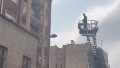 ПАО СА ПЕТОГ СПРАТА НА КРОВ, ДРЖИ СЕ САМО ЈЕДНОМ РУКОМ: Драма на Врачару, у току спасавање ПАО СА ПЕТОГ СПРАТА НА КРОВ, ДРЖИ СЕ САМО ЈЕДНОМ РУКОМ: Драма на Врачару, у току спасавање
