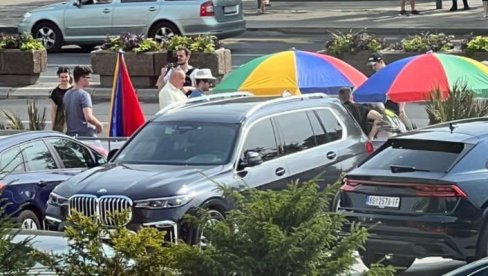 SRAMNE SCENE ISPRED SKUPŠTINE: Opozicija postavila bazen, kažu da se zabavljaju na protestu zbog smrti dece SRAMNE SCENE ISPRED SKUPŠTINE: Opozicija postavila bazen, kažu da se zabavljaju na protestu zbog smrti dece