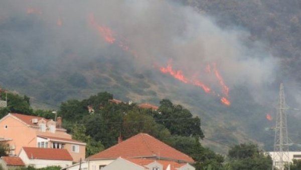 ДИВЉАЈУ ПОЖАРИ У ХРВАТСКОЈ: Детонирају се остаци мина, ватрогасци се боре да обуздају пламен (ФОТО)