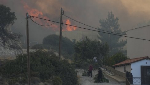 VATRENA STIHIJA GUTA OSTRVO ANDROS: Izgorela cisterna sa vodom, pojavačaju se vatrogasne snage VATRENA STIHIJA GUTA OSTRVO ANDROS: Izgorela cisterna sa vodom, pojavačaju se vatrogasne snage