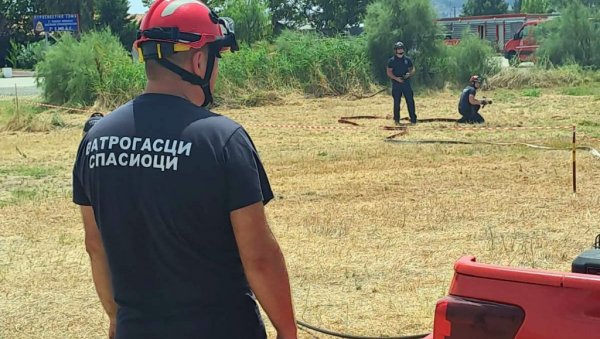 ТРУДИМО СЕ С БРАЋОМ СРБИМА Грчки ватрогасци објавили дирљиву фотографију са нашим херојима са Родоса (ФОТО)