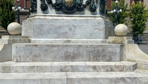 СПОМЕНИК КНЕЗУ МИХАИЛУ НАЈЗАД БЕЗ ГРАФИТА: Очишћен ишарани постамент на Тргу републике СПОМЕНИК КНЕЗУ МИХАИЛУ НАЈЗАД БЕЗ ГРАФИТА: Очишћен ишарани постамент на Тргу републике