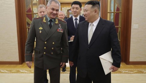 KIM POVEĆAVA PROIZVODNJU ORUŽJA: Naredba stiže posle posete Šojgua Pjongjangu KIM POVEĆAVA PROIZVODNJU ORUŽJA: Naredba stiže posle posete Šojgua Pjongjangu