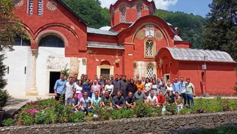О КОСОВУ СЕ НЕ УЧИ ИЗ КЊИГА, МОРА ДА СЕ ВИДИ, И - ДОЖИВИ: Студенти понели изванредне утиске из Призрена и духовне школе О КОСОВУ СЕ НЕ УЧИ ИЗ КЊИГА, МОРА ДА СЕ ВИДИ, И - ДОЖИВИ: Студенти понели изванредне утиске из Призрена и духовне школе