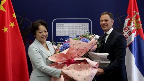 VELIKI DEO NAŠEG ZAJEDNIČKOG USPEHA JE UPRAVO NJENA ZASLUGA: Ministar Mali sa ambasadorkom Čen Bo (FOTO) VELIKI DEO NAŠEG ZAJEDNIČKOG USPEHA JE UPRAVO NJENA ZASLUGA: Ministar Mali sa ambasadorkom Čen Bo (FOTO)