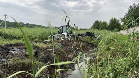 SREĐUJU KANAL U RESNIKU: Uklanjanje rastinja omogućiće da se više vode slije u kanal SREĐUJU KANAL U RESNIKU: Uklanjanje rastinja omogućiće da se više vode slije u kanal