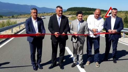 СПАЈАЈУ ЦРНУ ГОРУ И БИХ: Абазовић отворио прву деоницу пута Пљевља– Метаљка (ФОТО, ВИДЕО) СПАЈАЈУ ЦРНУ ГОРУ И БИХ: Абазовић отворио прву деоницу пута Пљевља– Метаљка (ФОТО, ВИДЕО)
