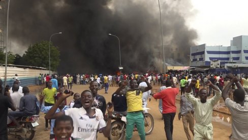 PUČ U NIGERU: Hiljade pristalica prevrata okupilo se u blizini francuske vojne baze u Nigeru PUČ U NIGERU: Hiljade pristalica prevrata okupilo se u blizini francuske vojne baze u Nigeru