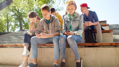ZA MREŽE DVA SATA DNEVNO: Velika Britanija planira mere za zaštitu dece od Interneta ZA MREŽE DVA SATA DNEVNO: Velika Britanija planira mere za zaštitu dece od Interneta