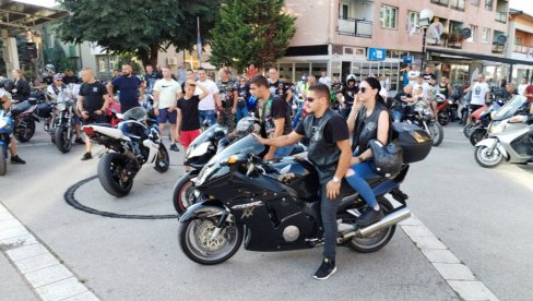 ДЕФИЛЕ ВИШЕ ОД 500 ДВОТОЧКАША: Дводневни скуп љубитеља мотора данас и сутра у Братунцу (ФОТО/ВИДЕО) ДЕФИЛЕ ВИШЕ ОД 500 ДВОТОЧКАША: Дводневни скуп љубитеља мотора данас и сутра у Братунцу (ФОТО/ВИДЕО)
