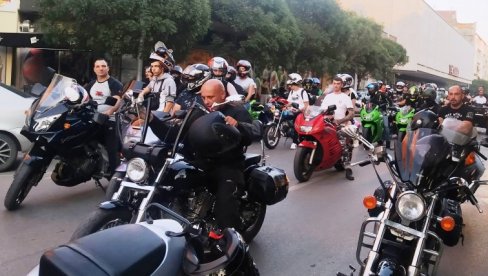 BAJKERSKA ATRAKCIJA U PARAĆINU: Moćni dvotočkaši iz cele Srbije na 16. moto-skupu zabavili žitelje grada na Crnici BAJKERSKA ATRAKCIJA U PARAĆINU: Moćni dvotočkaši iz cele Srbije na 16. moto-skupu zabavili žitelje grada na Crnici