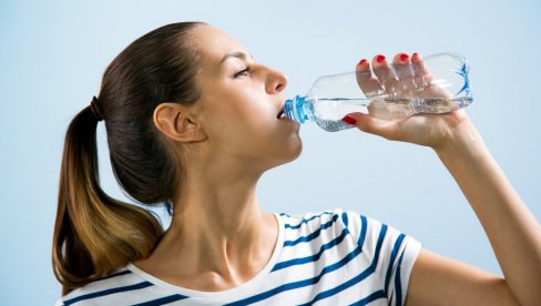 НЕ ПРЕТЕРУЈТЕ СА ИСПИЈАЊЕМ ВОДЕ: Иако су врућине, превише течности може да шкоди организму НЕ ПРЕТЕРУЈТЕ СА ИСПИЈАЊЕМ ВОДЕ: Иако су врућине, превише течности може да шкоди организму
