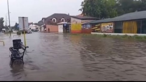 ПОТОП У СУБОТИЦИ: Снажно невреме на северу Србије, улице под водом (ВИДЕО) ПОТОП У СУБОТИЦИ: Снажно невреме на северу Србије, улице под водом (ВИДЕО)
