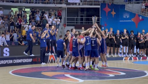 SREĆA, SREĆA, RADOST! Ovako su srpski juniori podigli pehar namenjen prvaku Evrope u košarci za igrače do 18 godina (VIDEO) SREĆA, SREĆA, RADOST! Ovako su srpski juniori podigli pehar namenjen prvaku Evrope u košarci za igrače do 18 godina (VIDEO)